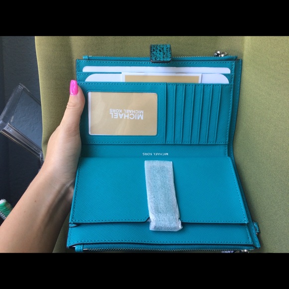 Brand new Michael Kors wallet . Last one! - Picture 3 of 7